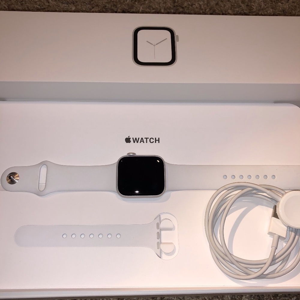 Series 4 Apple Watch (Silver Aluminum case, 40MM)